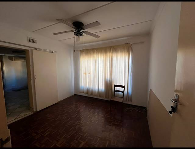 5 BEDROOM FREEHOLD FOR SALE IN BARNS